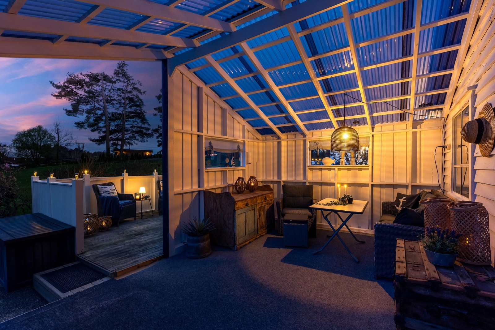 Hagestuen med lun atmosfære. Her kan man nyte sommeren selv på regnfylte dager. Galleribilde