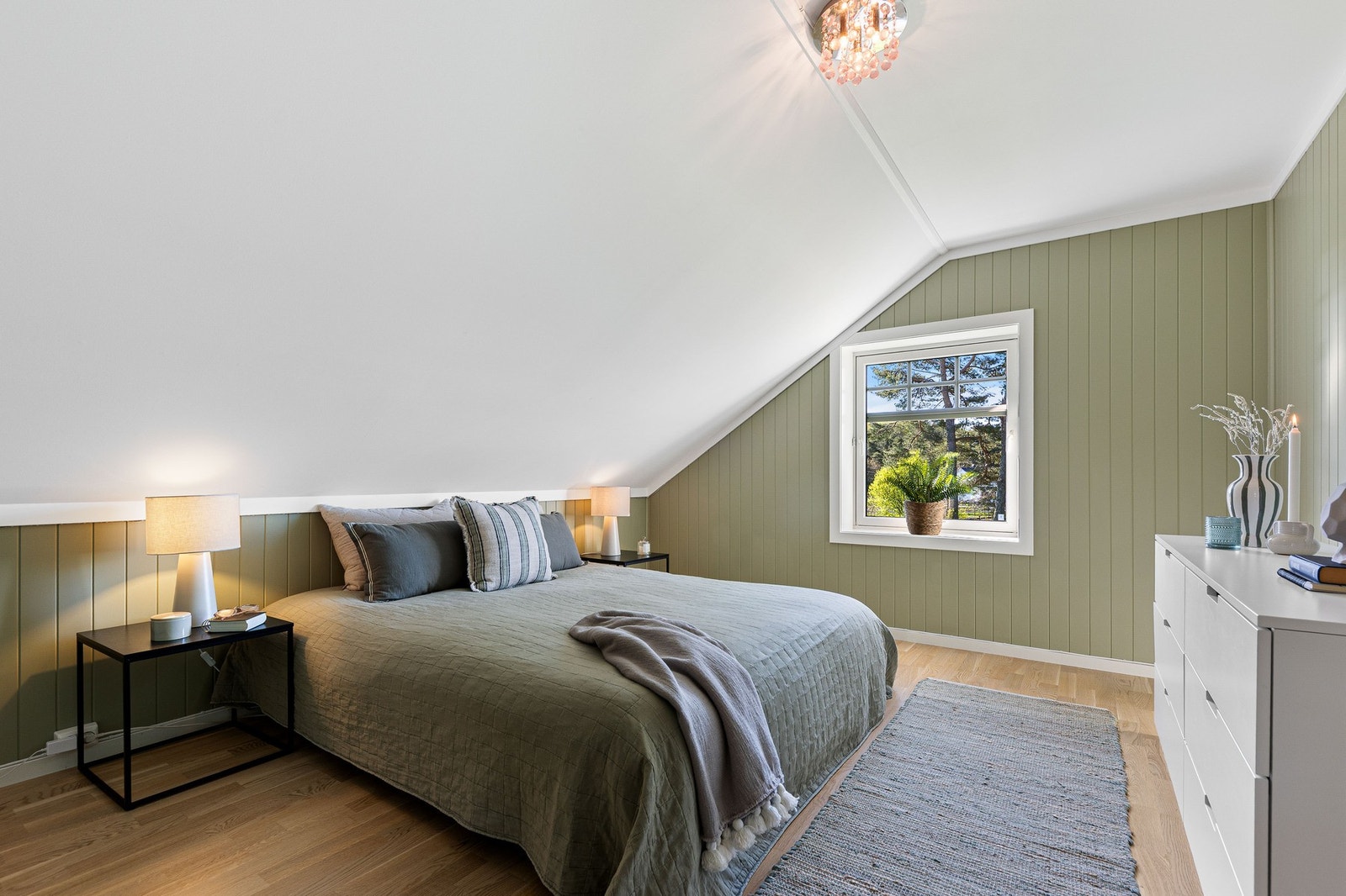 Soverom med plass til dobbeltseng og plass til oppbevaring. Galleribilde