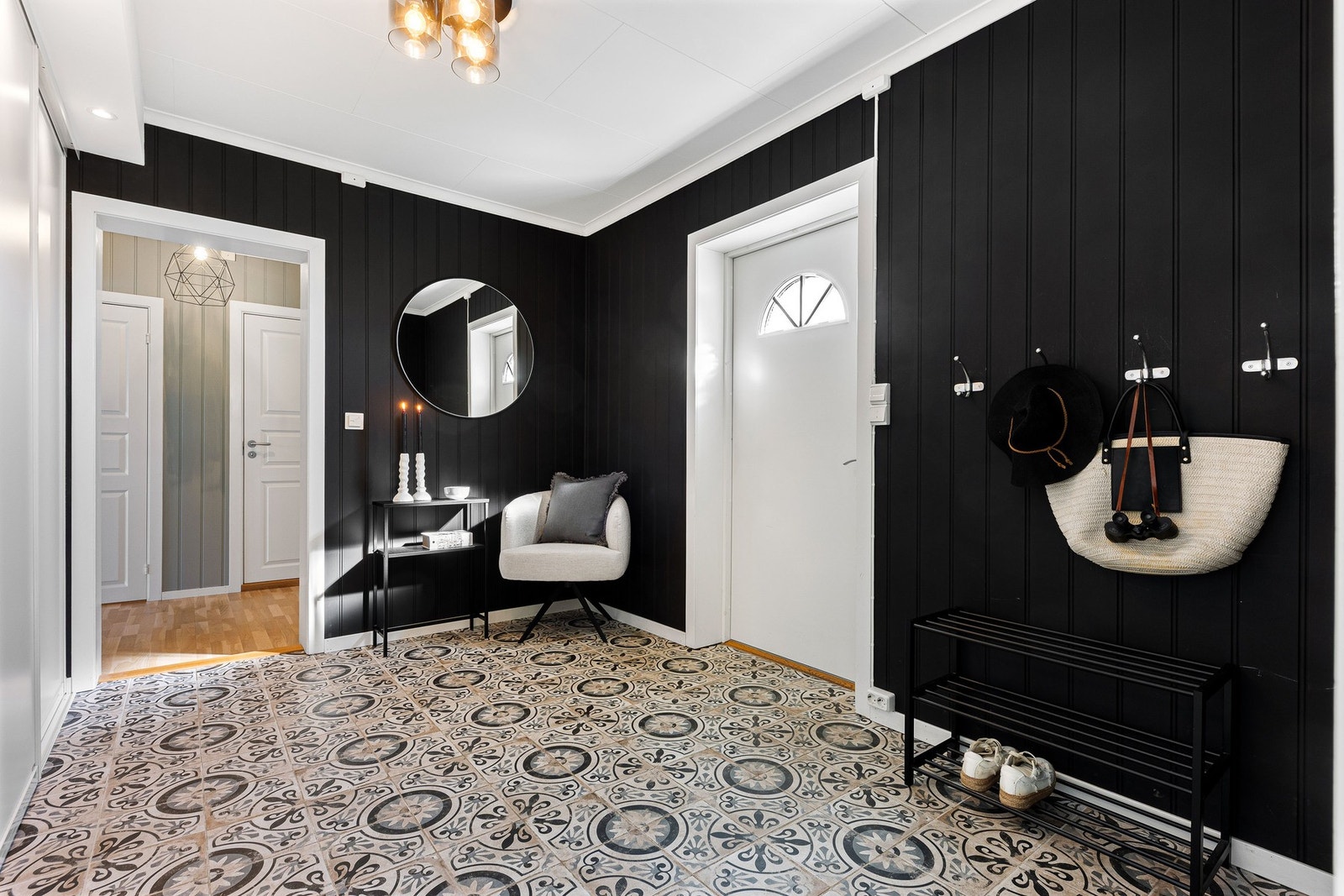 Romslig gang med god plass til oppbevaring av sko og ytterklær. Galleribilde