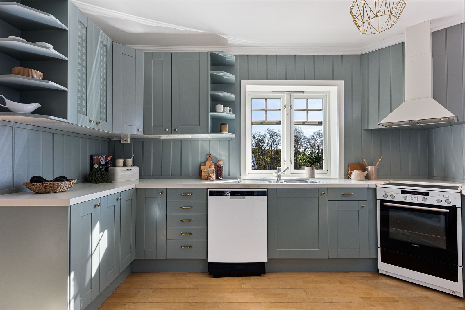 Det er rikelig med arbeidsflater og godt med skapplass. Galleribilde