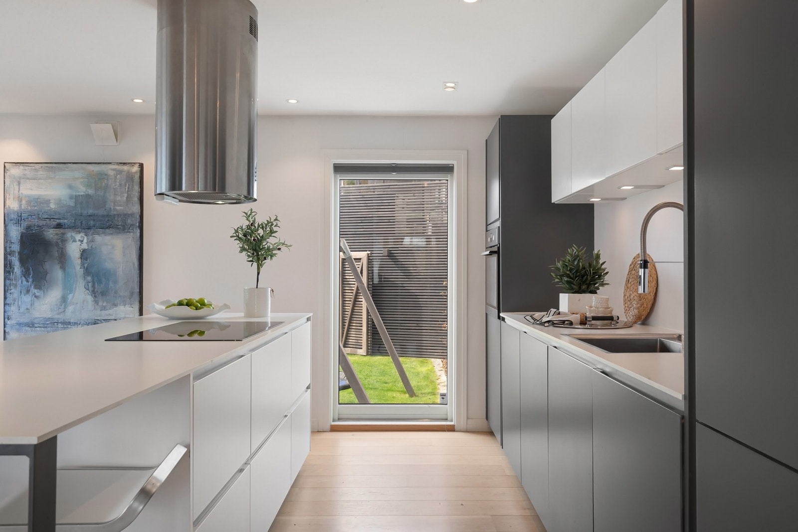 Stilren kjpøkkeninnredning med lekker benkeplate med underlimt vask. Galleribilde