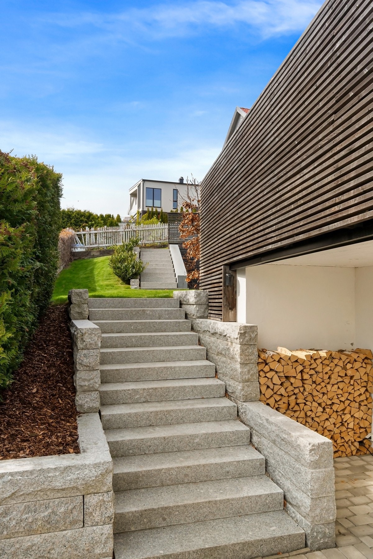 Påkostet steintrapp i samme stil som muren. Materialet er gjennomgående brukt utvendig på eiendommen. Galleribilde