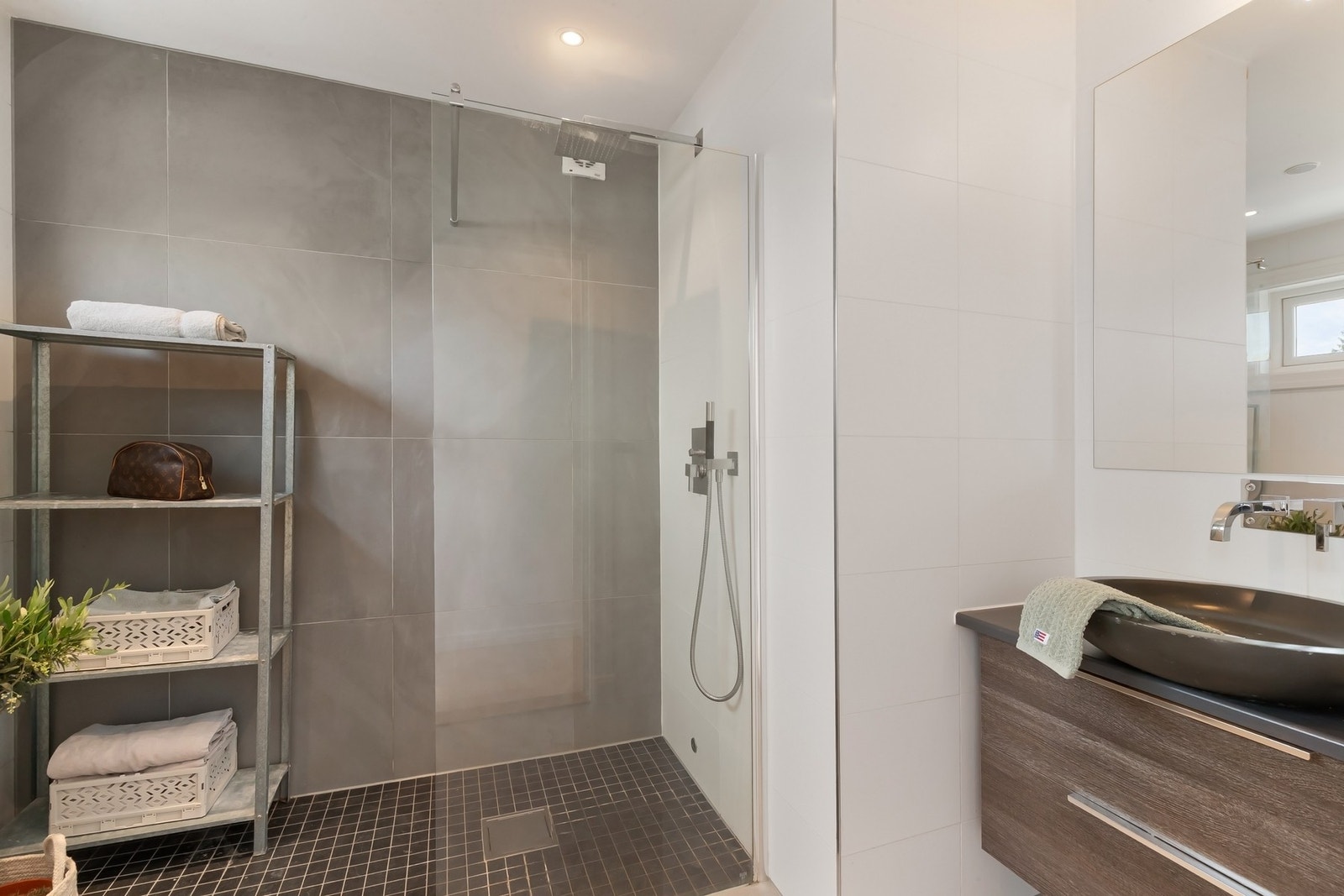 Pent flislagt bad i 2. etasje. Galleribilde