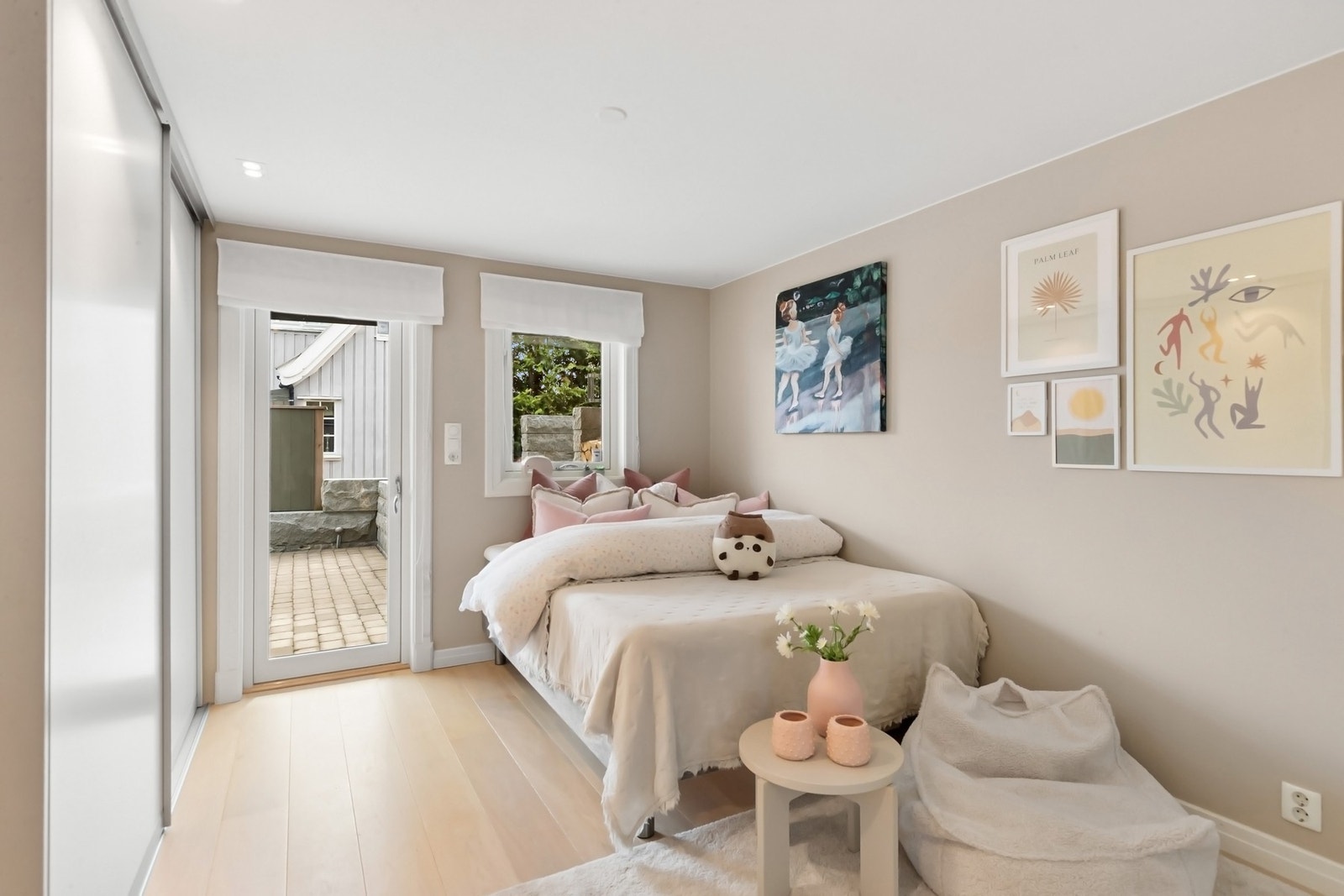 Soverom I i underetasje med utgang til steinbelagt gårdsplass. Galleribilde