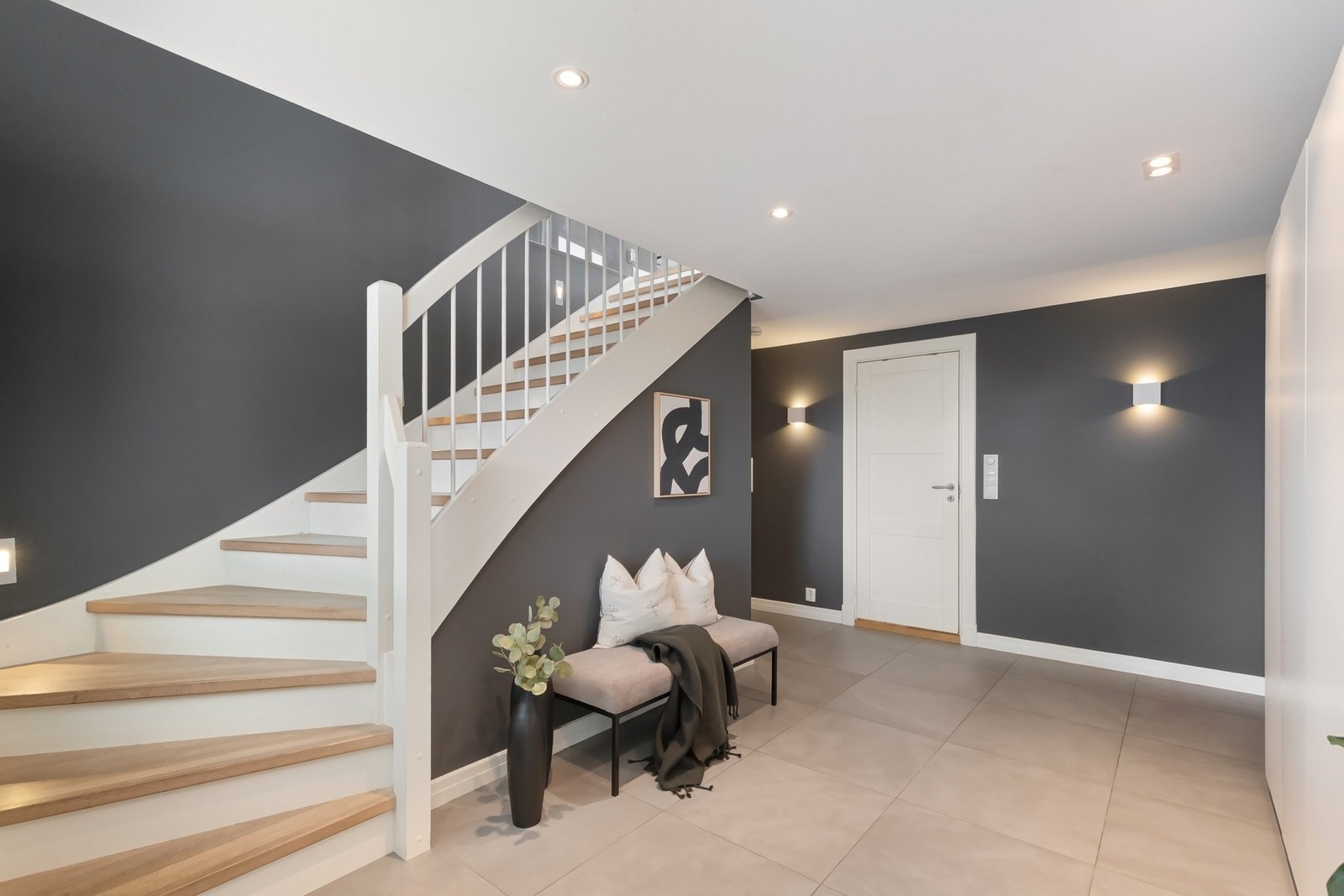 I underetasjen er det en stor gang/hall som gir et godt førsteinntrykk av boligen. Galleribilde