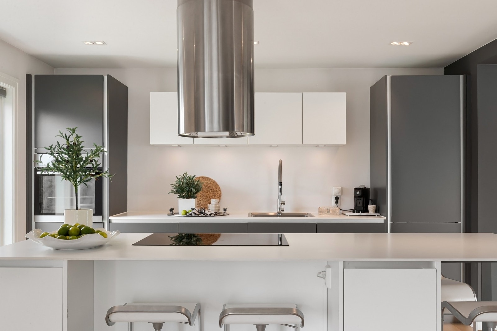 Integrerte hvitevarer er platetopp, stekeovn, oppvaskmaskin, kjøl/frys. Galleribilde