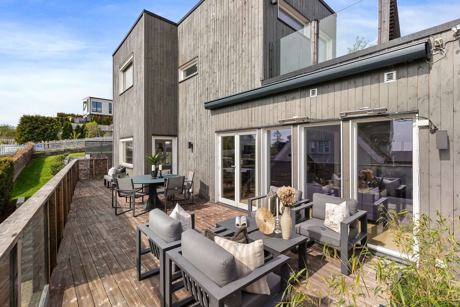 Impregnert platting og rekkverk i spiler og glassfelt. Galleribilde