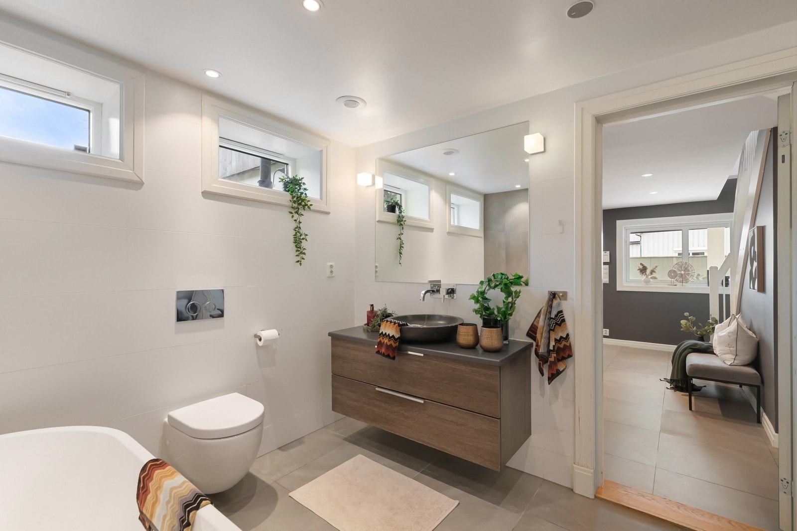 I underetasjen er det et romslig og lekkert flislagt bad med høy standard og materialvalg. Galleribilde