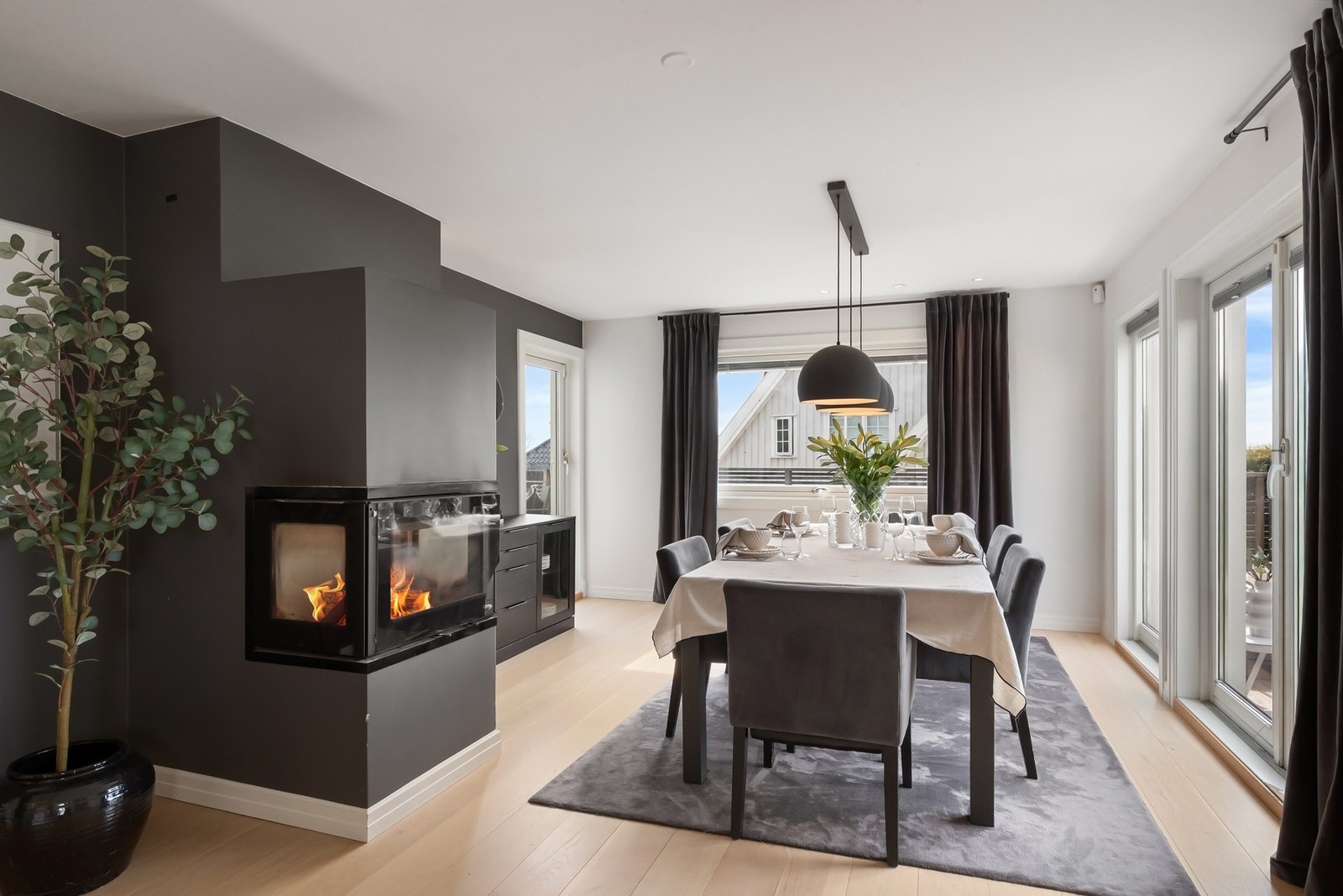 Lekker peisinnsats med vinduer fra 3 sider. Galleribilde