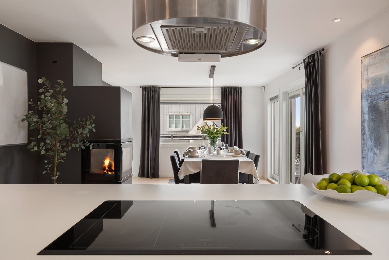 Kjøkkenet er levert fra danske Kvik og har en praktisk åpen løsning Galleribilde