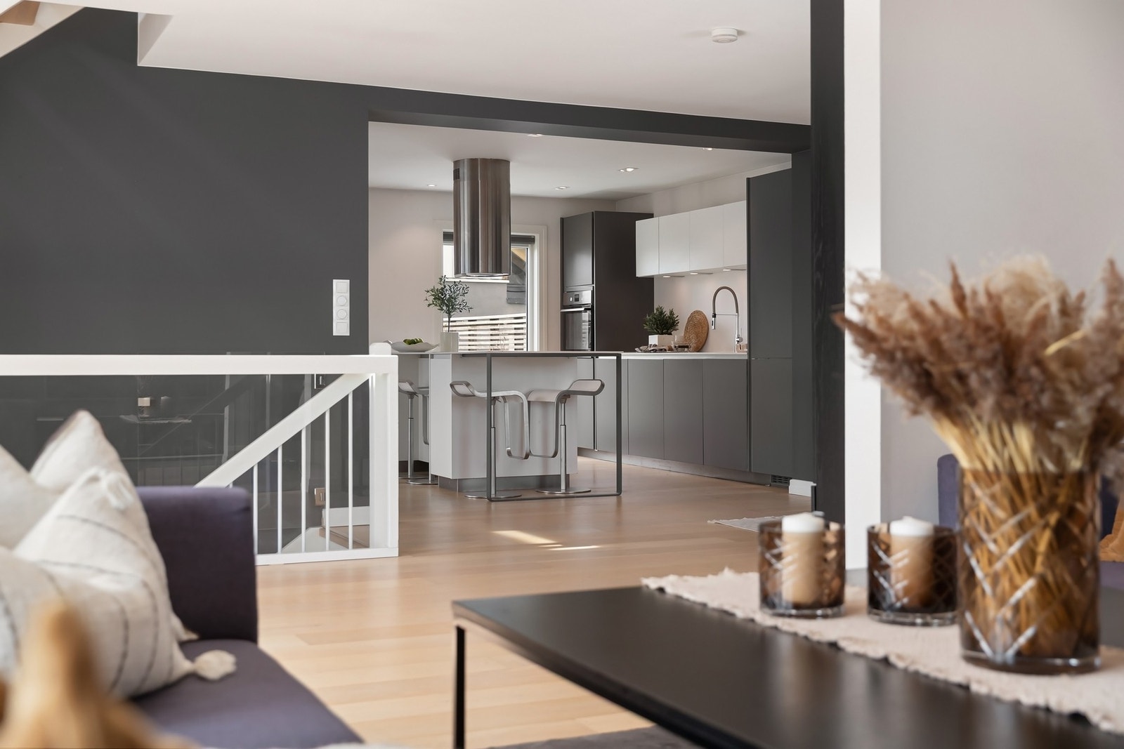 Moderne åpen stue- og kjøkkenløsning. Galleribilde