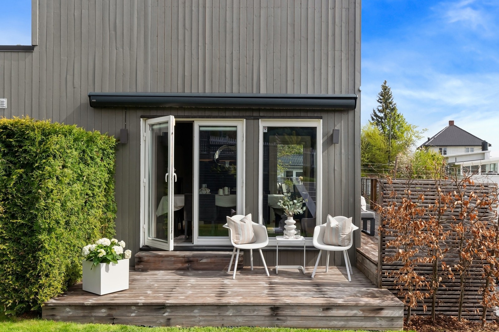 Fra spisestuen er det direkte adkomst til markterrasse med direkte utgang til hagen. Galleribilde