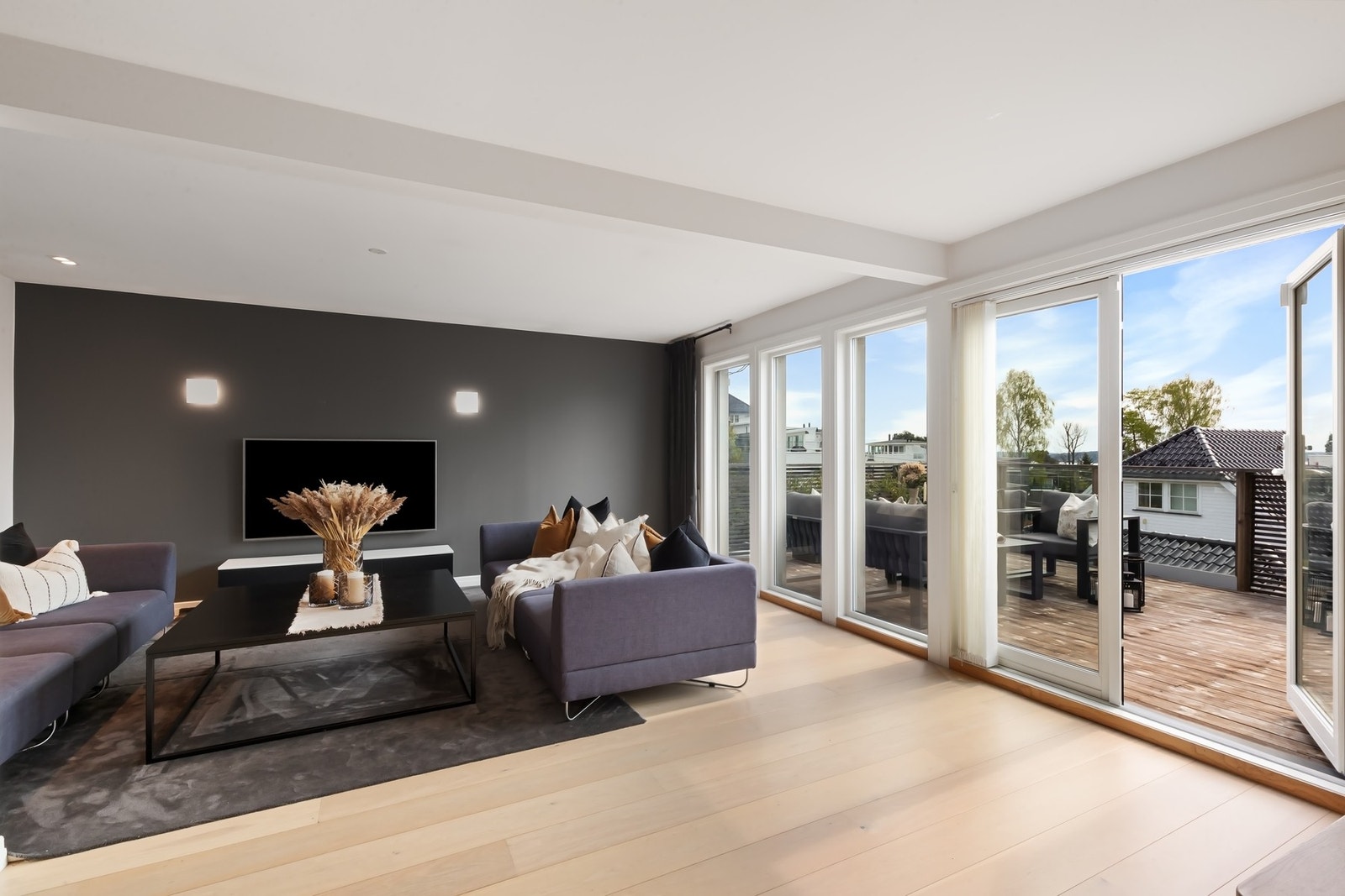 Fra stuen er det utgang til stor solrik terrasse. Galleribilde