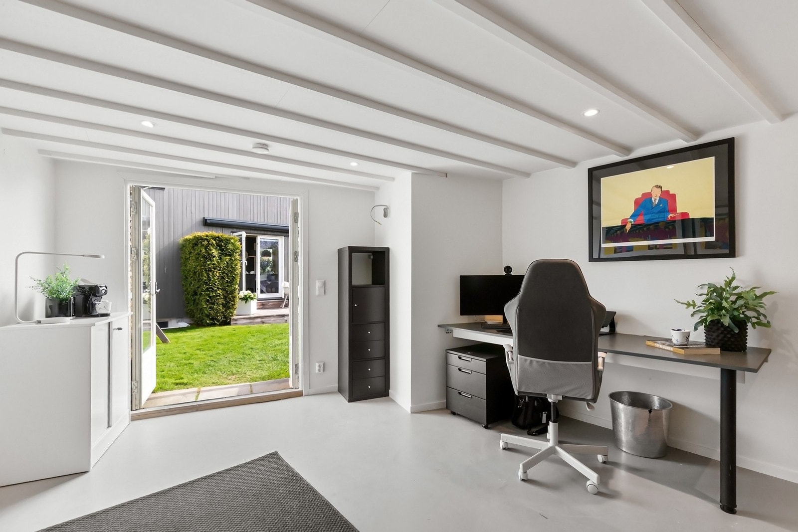 I hagen er det etablert en praktisk bod som nylig er pusset opp. Galleribilde