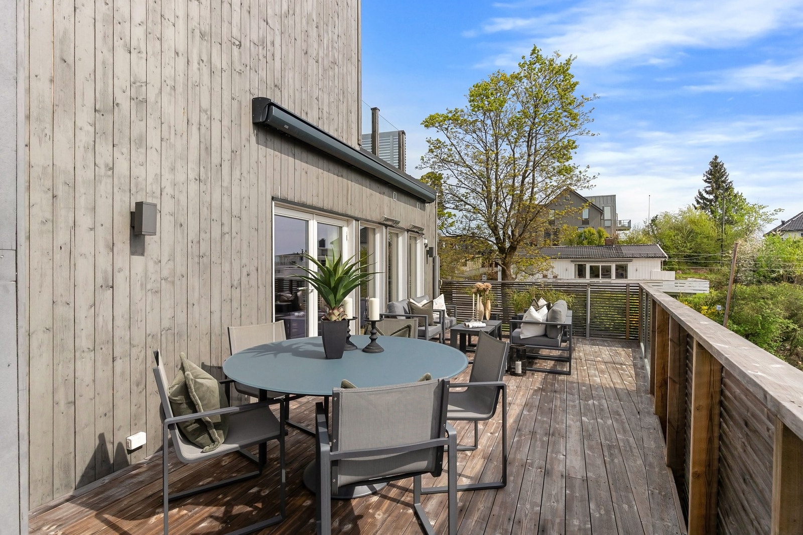 Terrassen oppleves som en forelngelse av stuen på varme dager. Elektrisk markise forlenger bruksmuligheten. Galleribilde