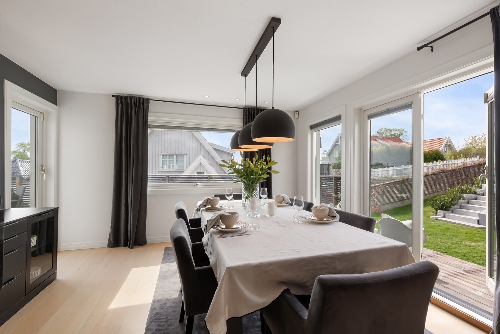 Velegnet plass til stor spisebordsgruppe. Galleribilde