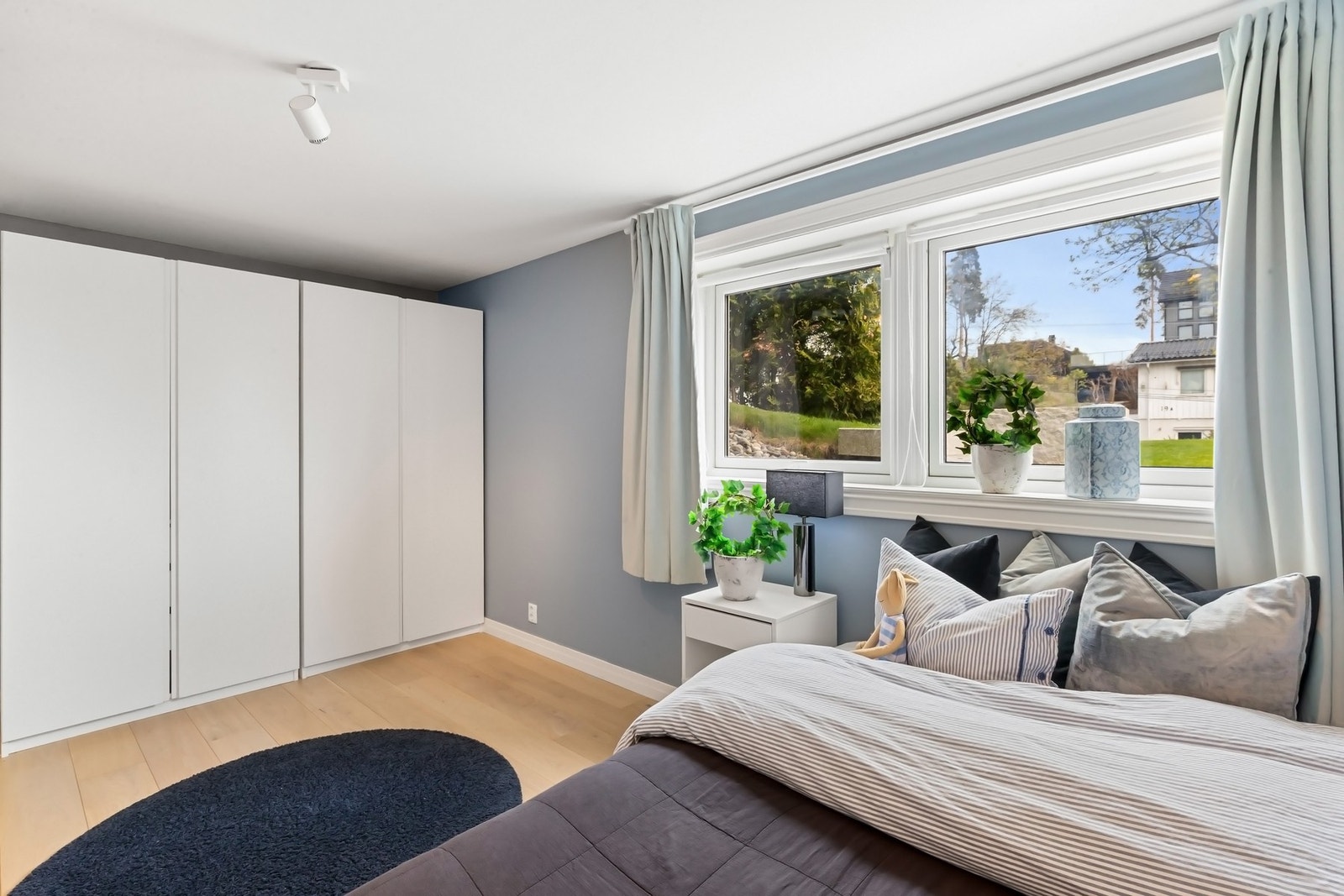 Gode oppbevaringsmulihgeter i garderobeskapsrekke. Galleribilde