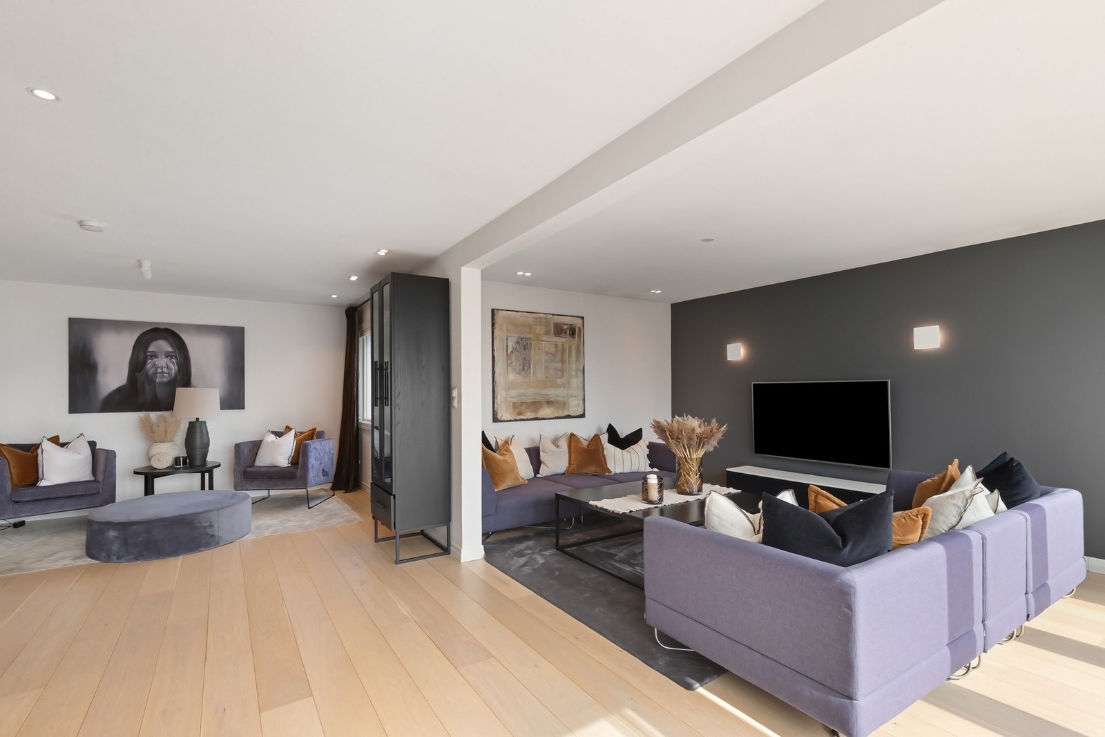 Boligen er idag tilknyttet Telenor for TV- og internettløsningen. Ny eier må selv tegne abonnement med ønsket leverandør. Galleribilde