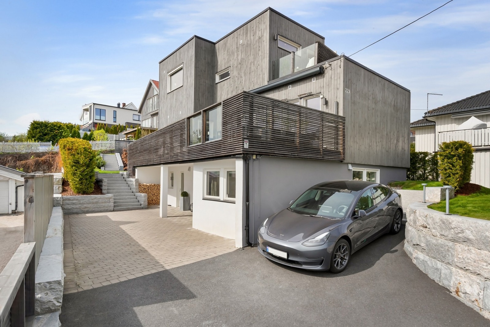 Det er flere biloppstillingsplasser på eiendommen. Galleribilde