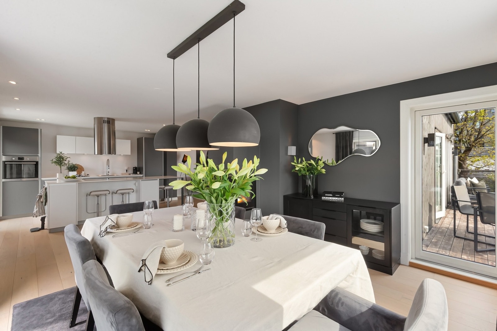 Fra spisestuen er det direkte adkomst til terrassen. Galleribilde