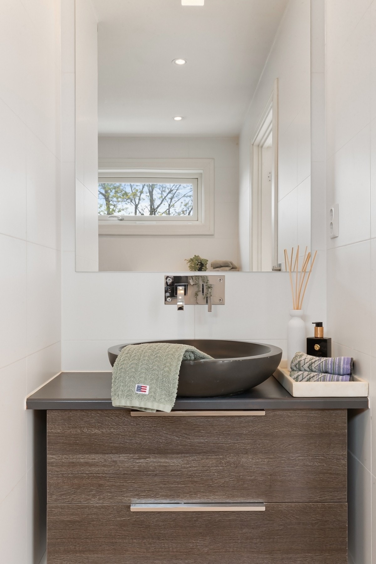 Ekslusive og gjennomtenkte løsninger som skjult innebygget blandebatteri og innebygget kran. Galleribilde