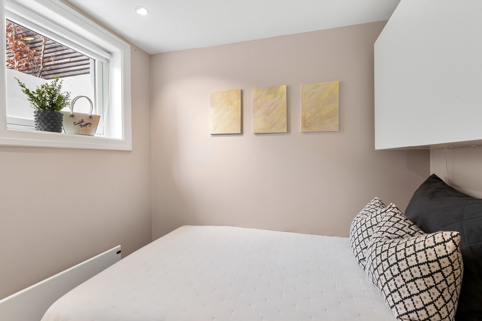 Rom innredet som soverom. Rommet var tidligere ett større soverom, men det er idag etablert et bad og en bod. Galleribilde