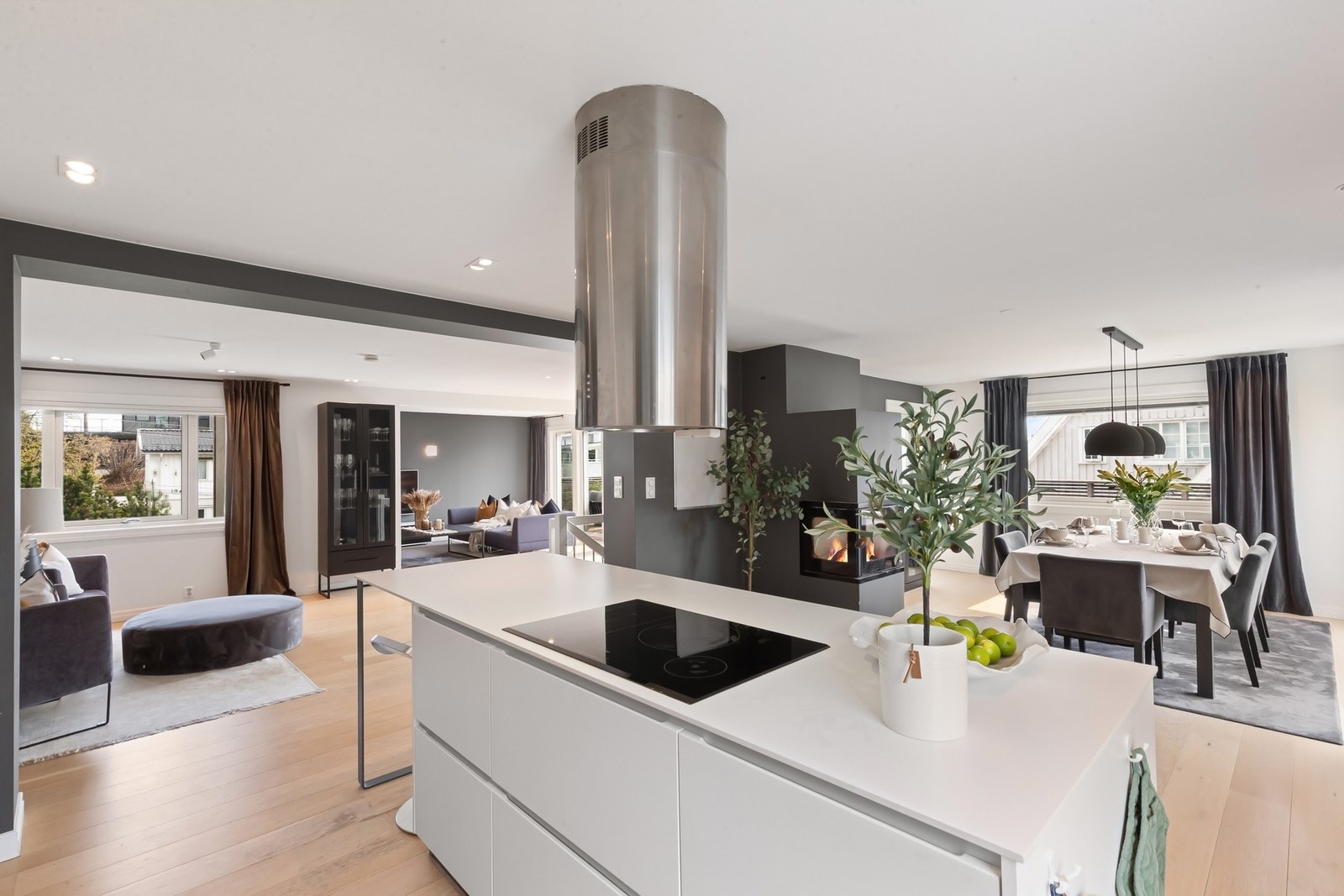 Praktisk kjøkkenøy med gode oppbevaringsmuligheter samt spiseplass. Galleribilde