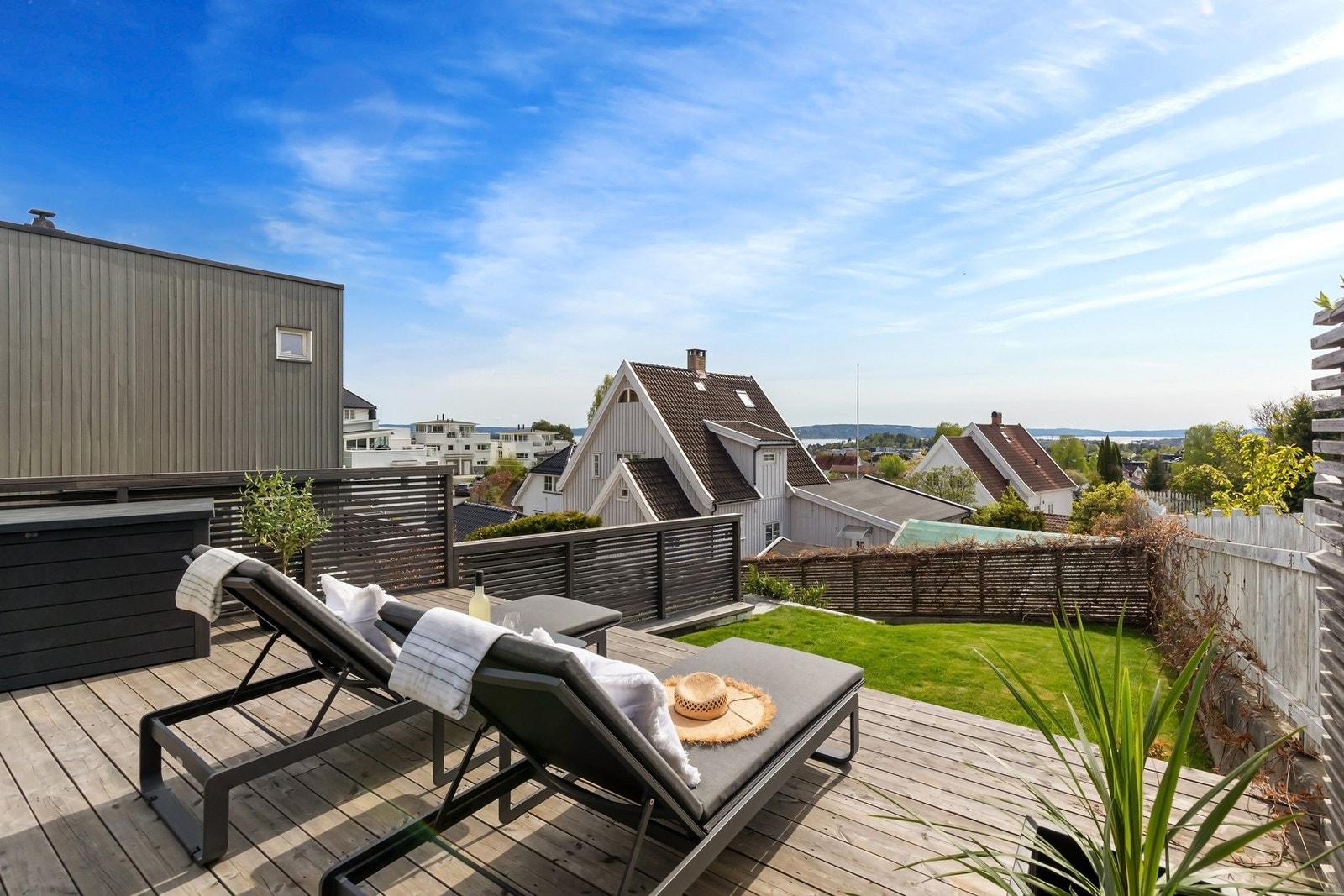 Markterrasse/takterrasse over vinterhagen/bod. Det nevnes at boden ikke er byggemeldt. Nydelig utsikt. Galleribilde