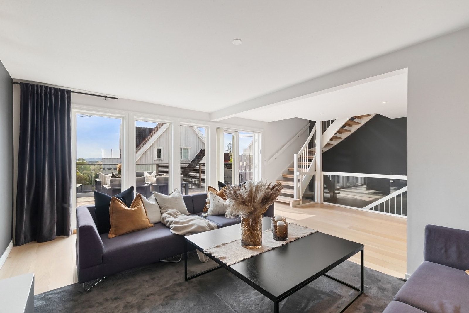 Store moderne vindusflater slipper inn mye lys og gir en lys og luftig atmosfære. Galleribilde