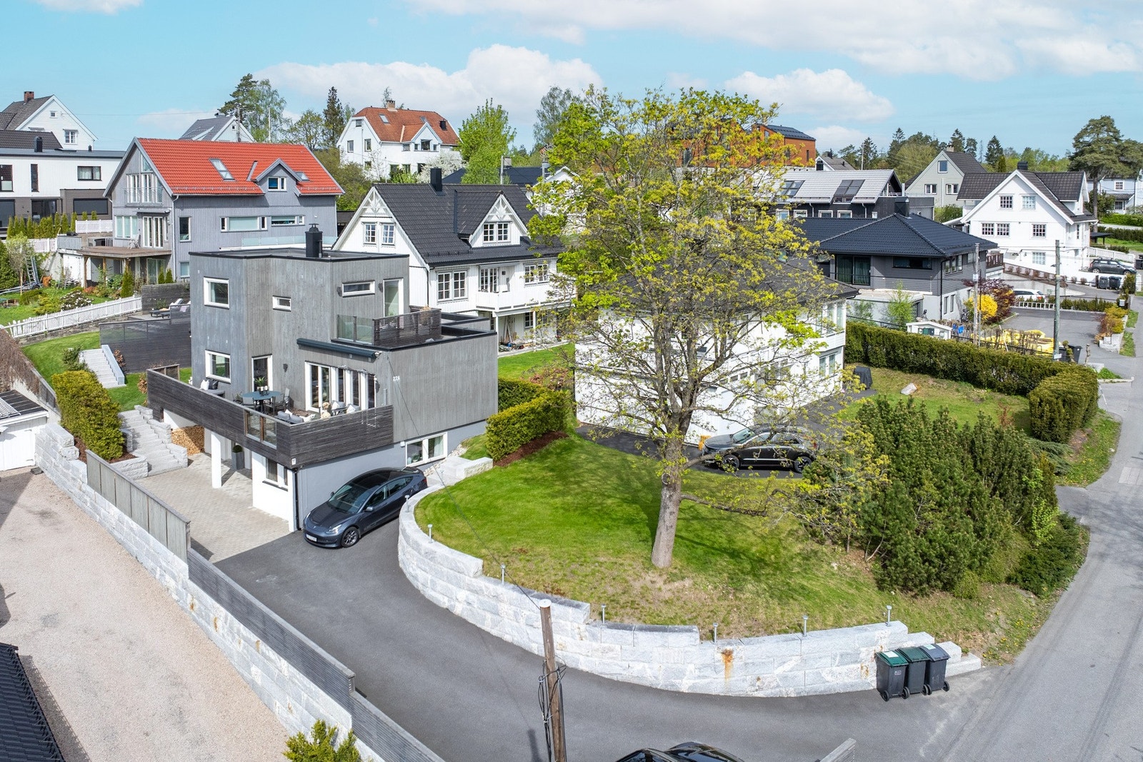 Asfaltert oppkjørsel med lekker granittmur. Galleribilde