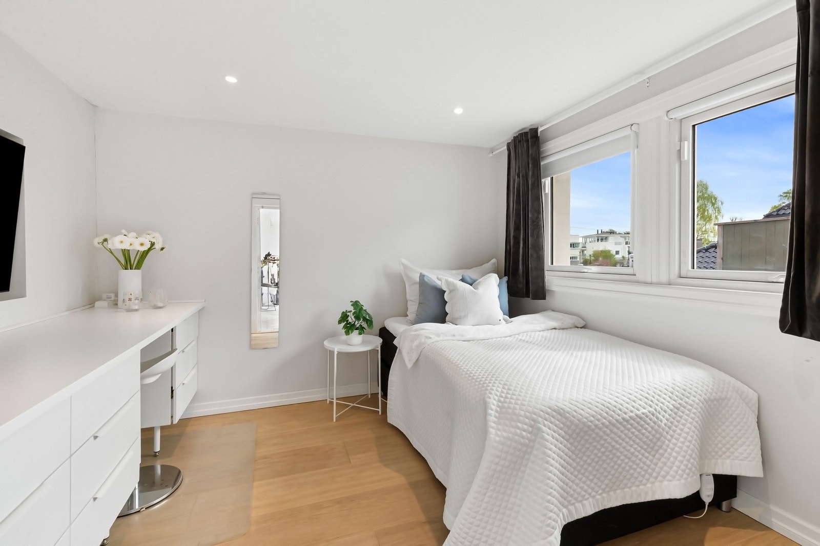 Praktisk rom innredet som soverom/aupair-rom. Galleribilde