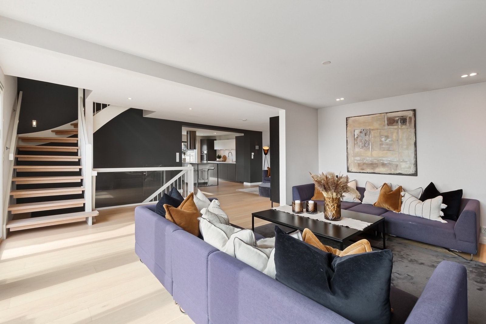 Lys og romslig stue med god plass til stor sofagruppe. Galleribilde