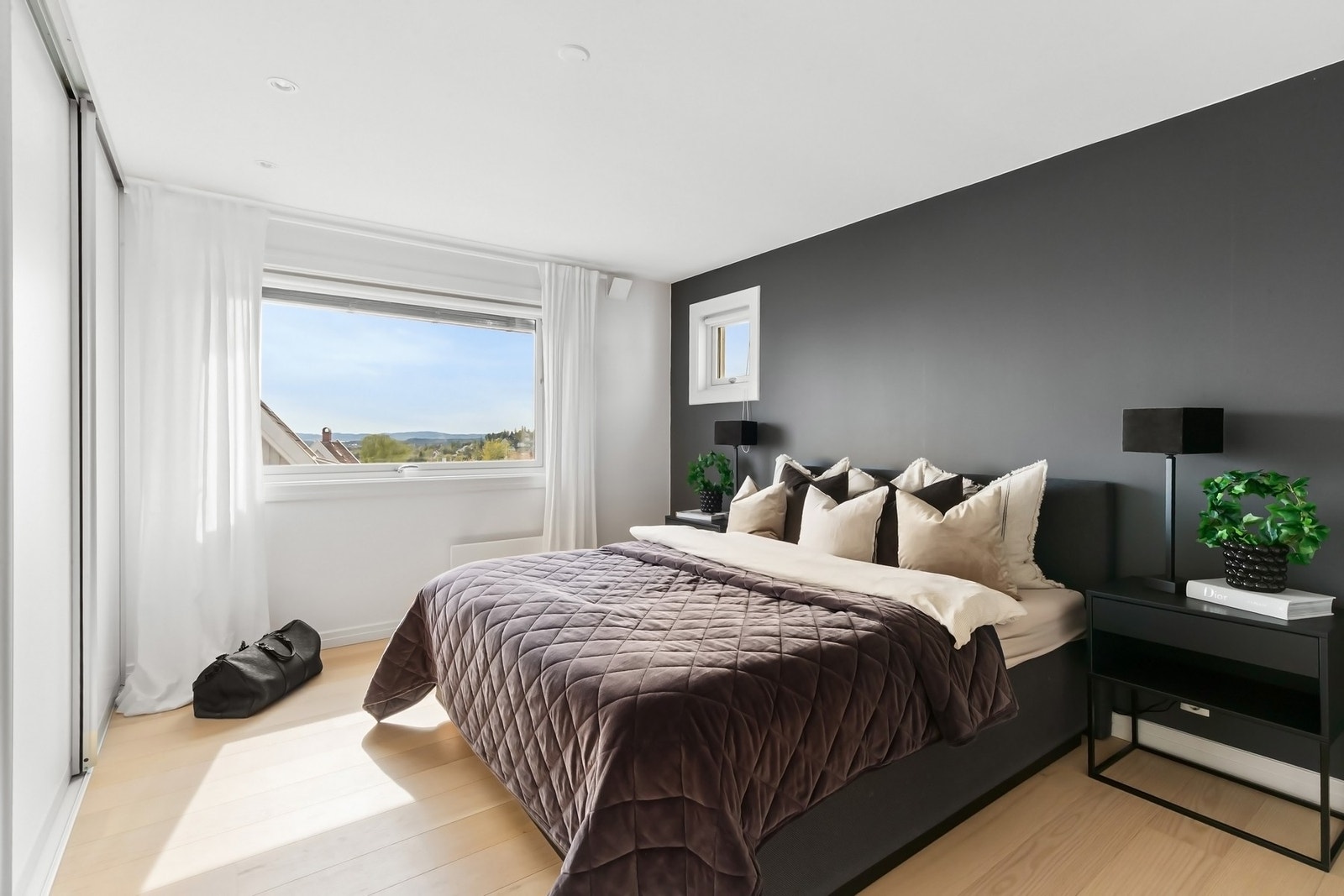 2. etasje er påbygget 2015 med soverom, bad og takterrasse. Galleribilde