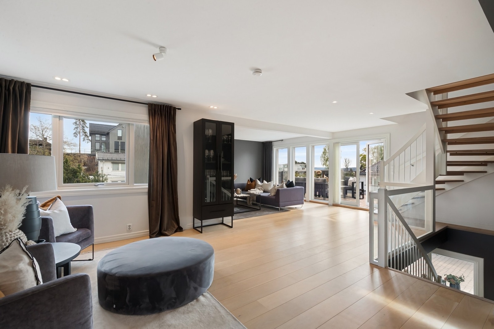 Hovedetasjen har en sosial planløsning og god soneinndeling. Galleribilde