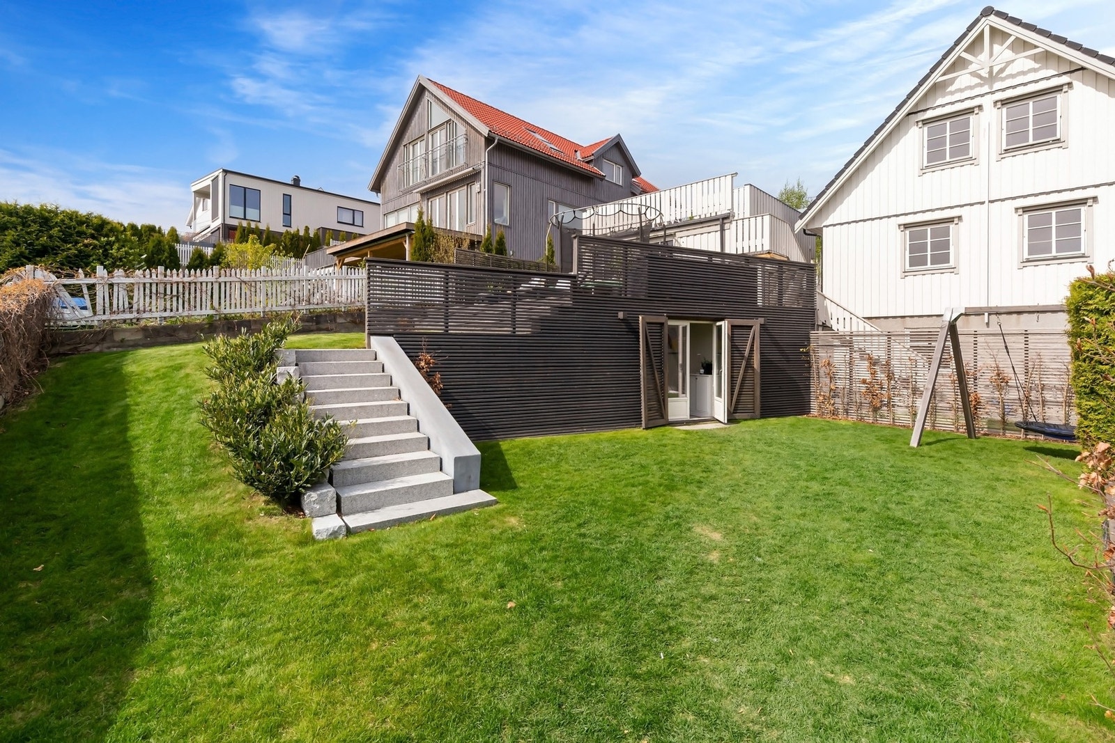 Pent opparbeidet hage med soneinndelinger og ulike nivåer. Galleribilde