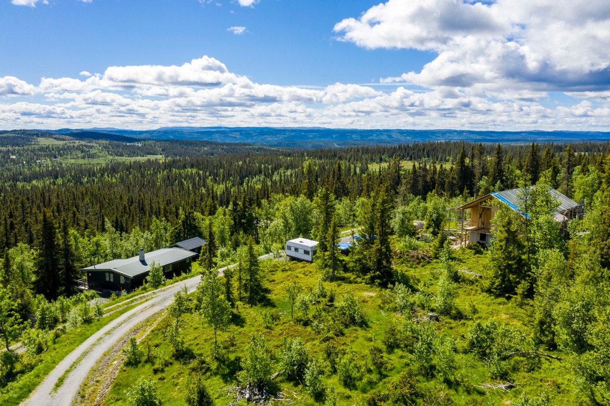 Sommerstid har man en mengde stier og stølsveier som er ypperlige for fot- og sykkelturer. Terrenget er egnet for alle, om man vil ha seg en liten spasertur eller om man vil bestige fjelltopper Galleribilde