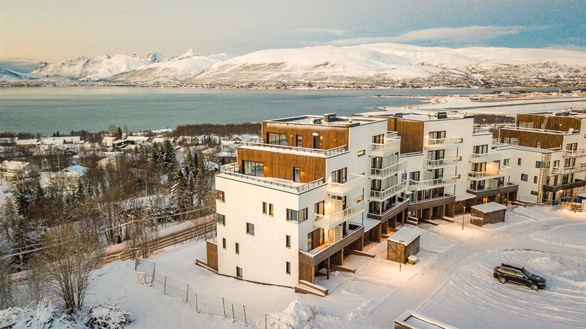 Leiligheten ligger fint til i et rolig og familievennnlig område med kort vei til både skole og barnehage, samt turområder.
