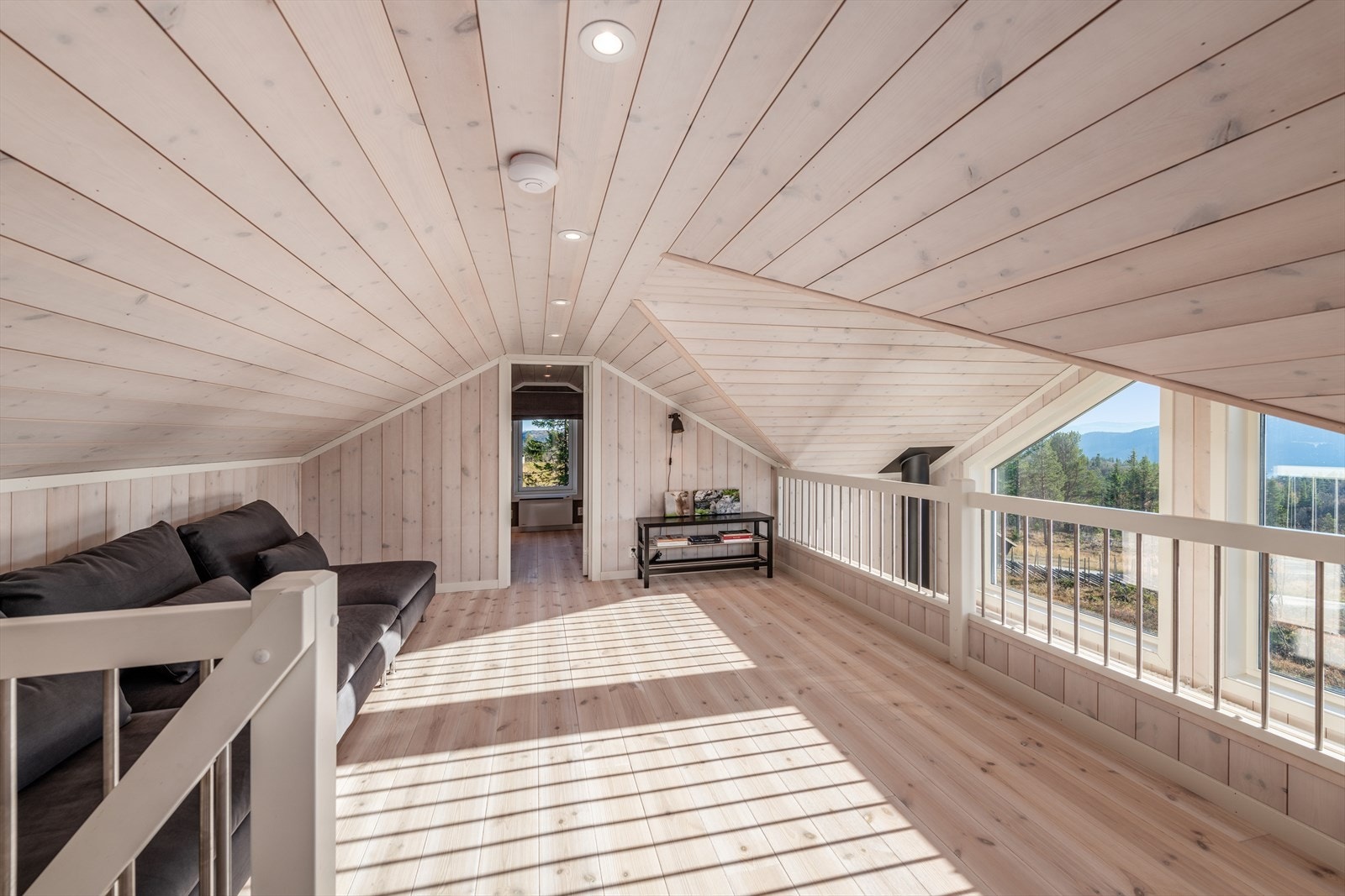 Hemsrom som er åpent ned til stue, to adskilte hemsrom i hver ende som er innredet som soverom. Galleribilde