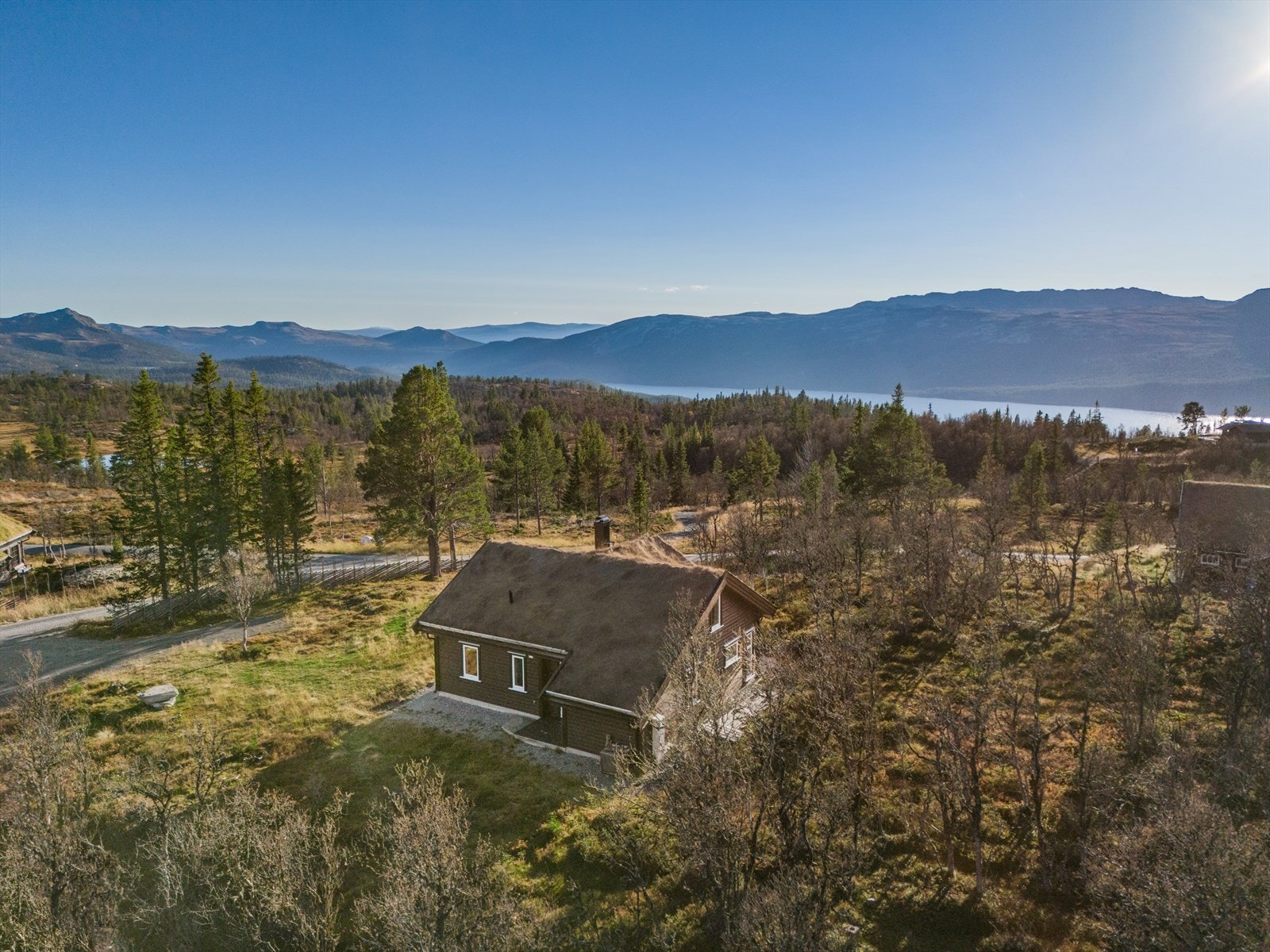 Hytta ligger ca. 1 020 moh. og ligger vestvendt til i terrenget. Her kan du nyte panoramautsikt over Tunhovdfjorden og de omkringliggende fjellene som Hallingskarvet Galleribilde