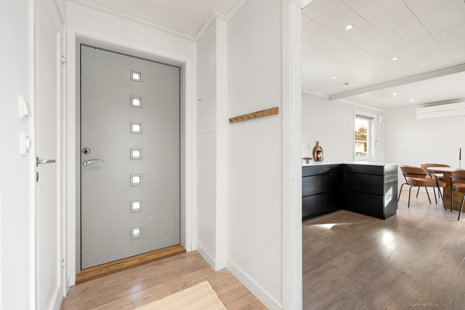 Videre inn i etasjen finner man et moderne kjøkken og en lys stue. Galleribilde