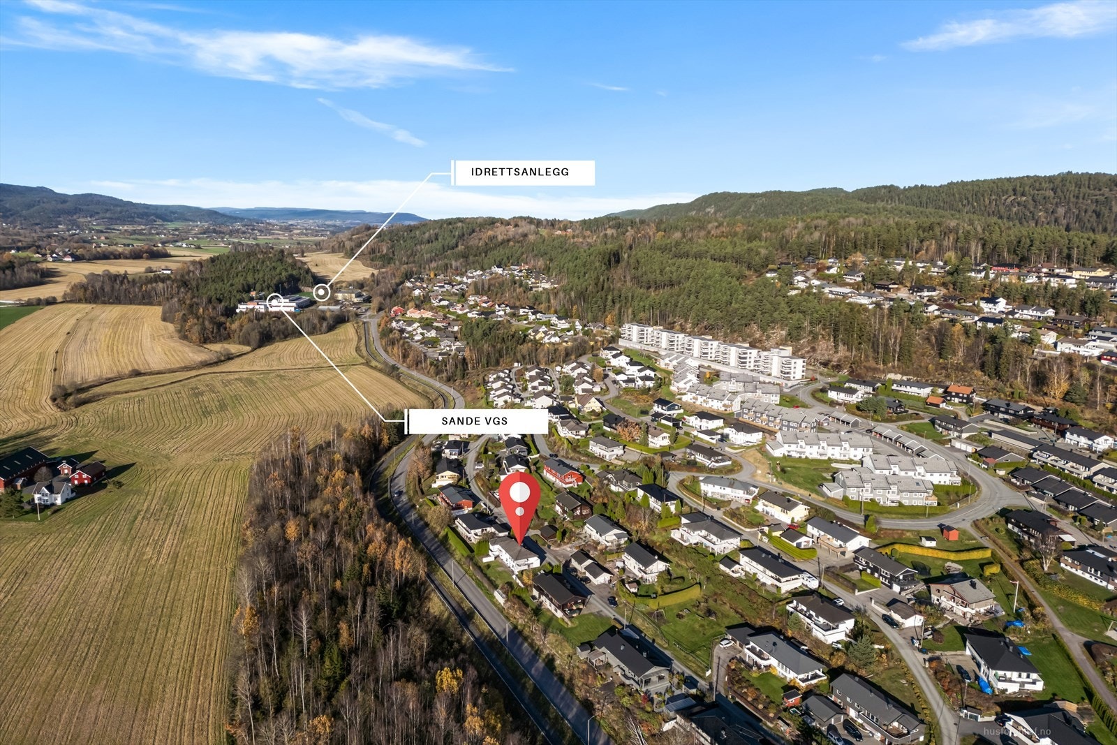Det er gangavstand til idrettsanlegg, VGS og lysløype. Meget barnevennlig område. Galleribilde