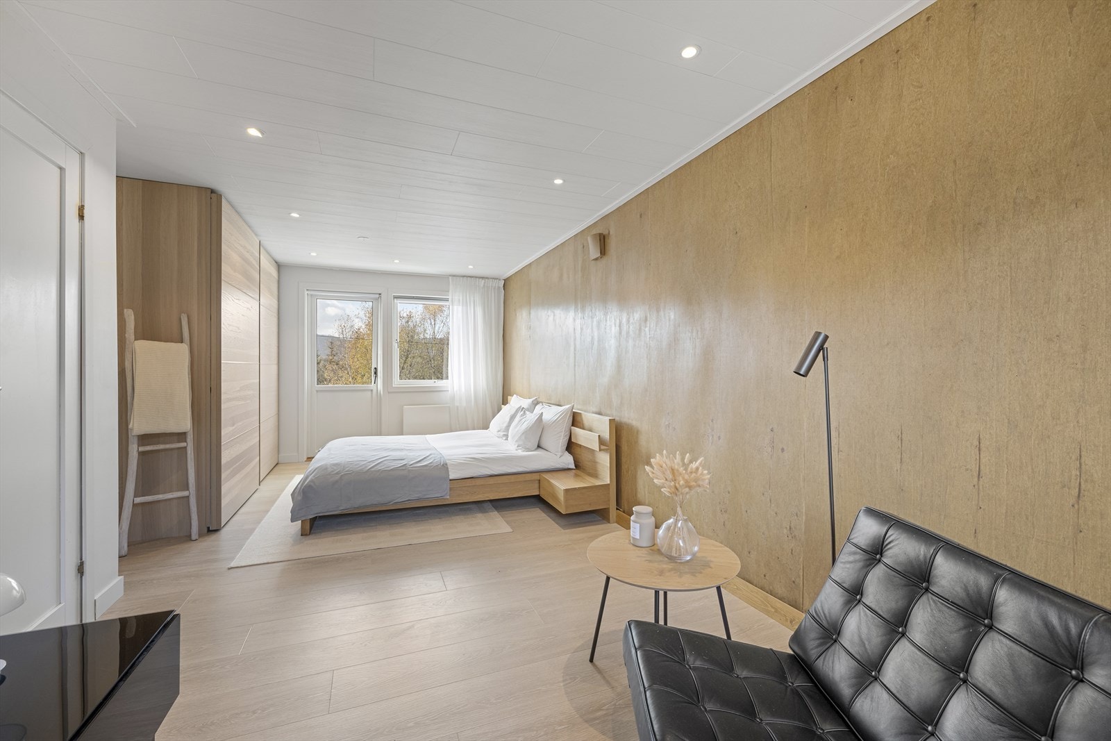 Et stort og luftig soverom med god plass til seng og garderobe. Her er det også utgang til balkong. Galleribilde