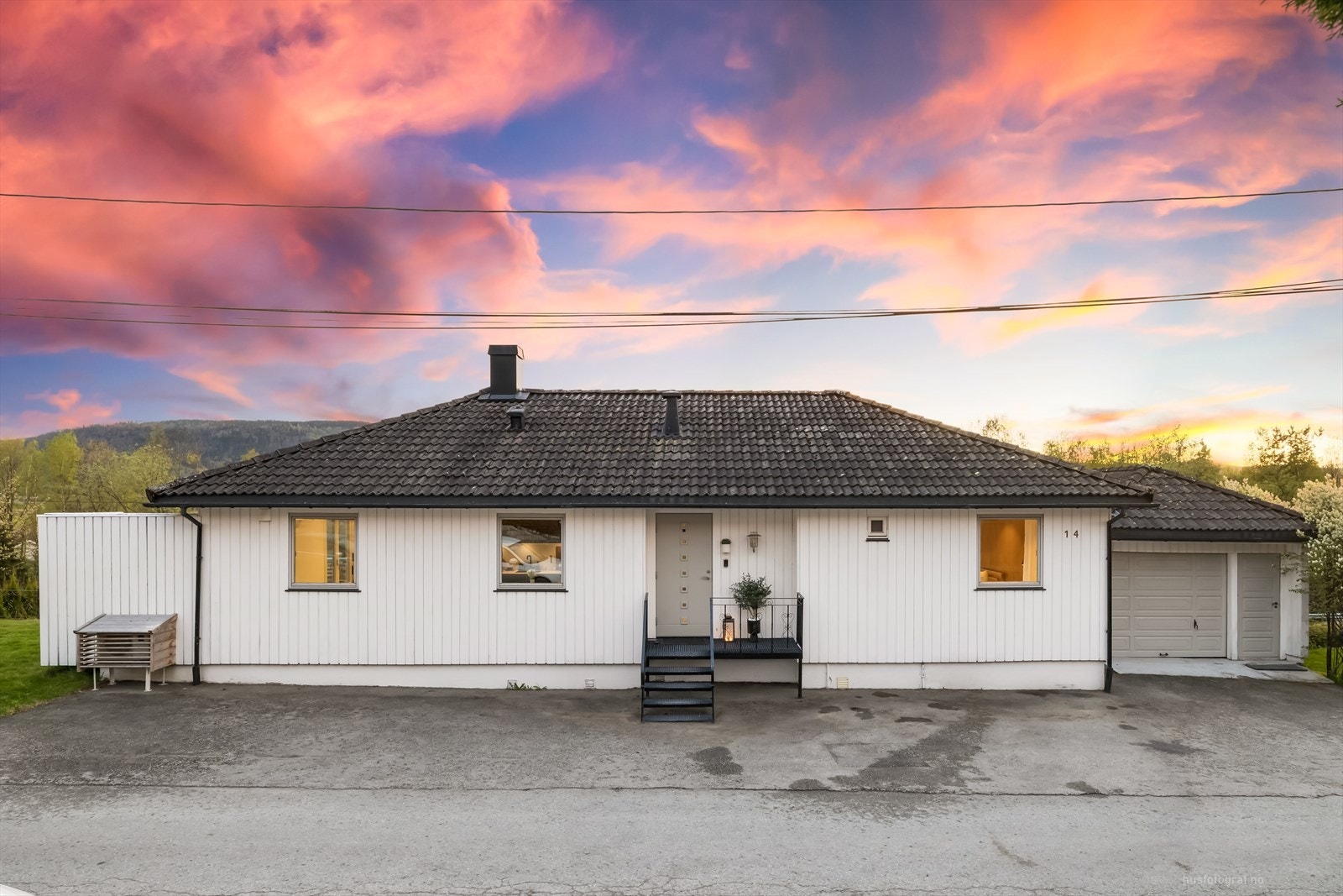 Enebolig med parkeringsmuligheter i gårdsplass og garasje. Galleribilde