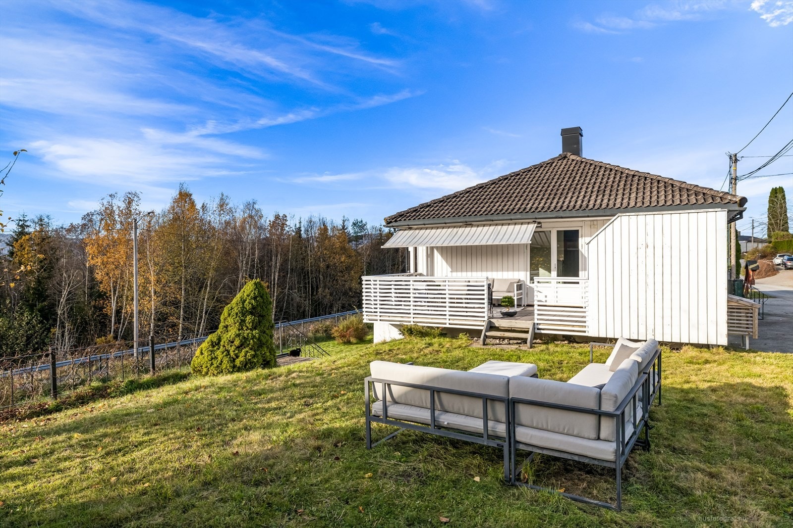 Her har du tilgang på stor hage, med god plass til hele familien. Det er også sol fra morgen til kveld. Galleribilde