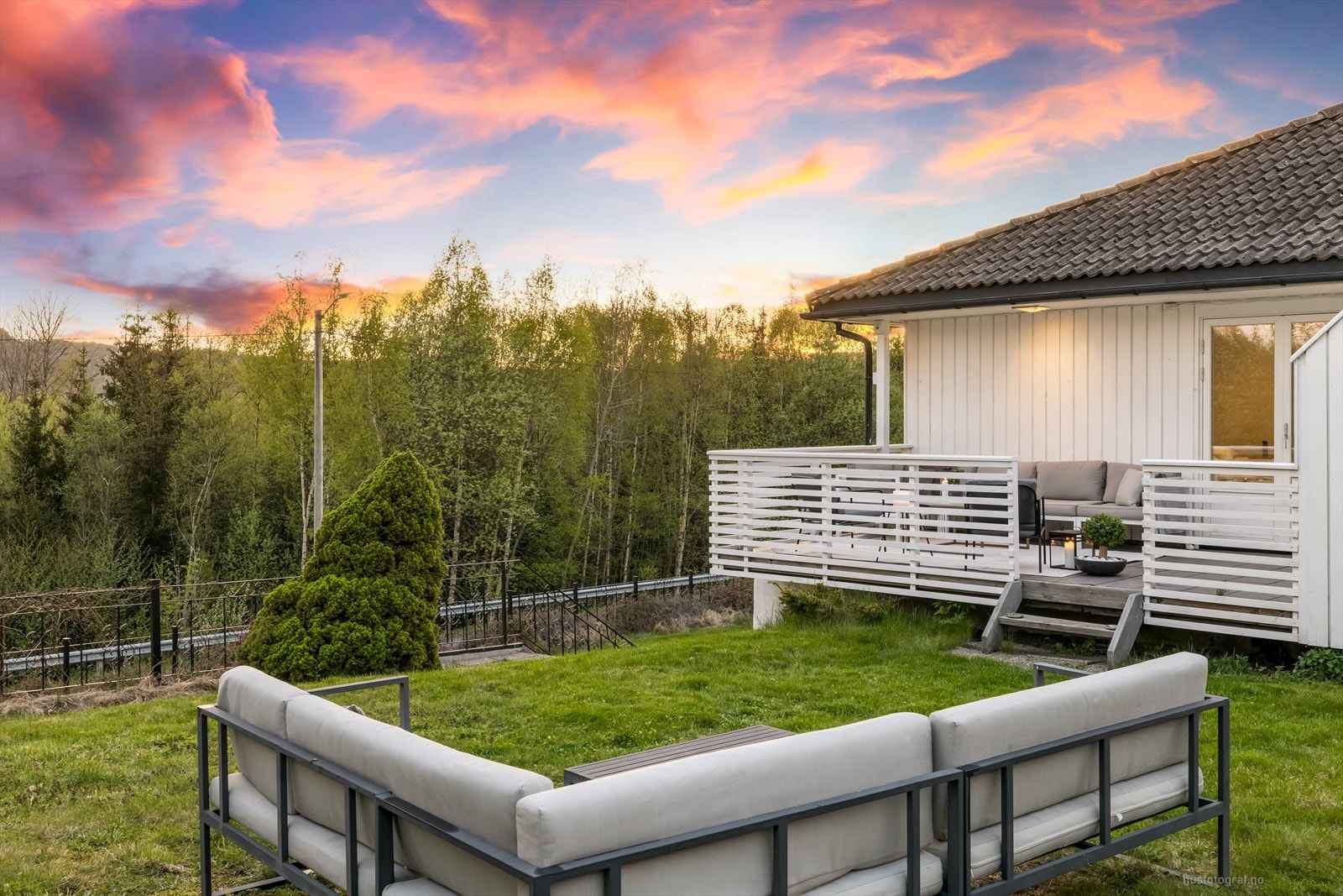 Eiendommen har en stor og flott hage, samt gode solforhold. Galleribilde