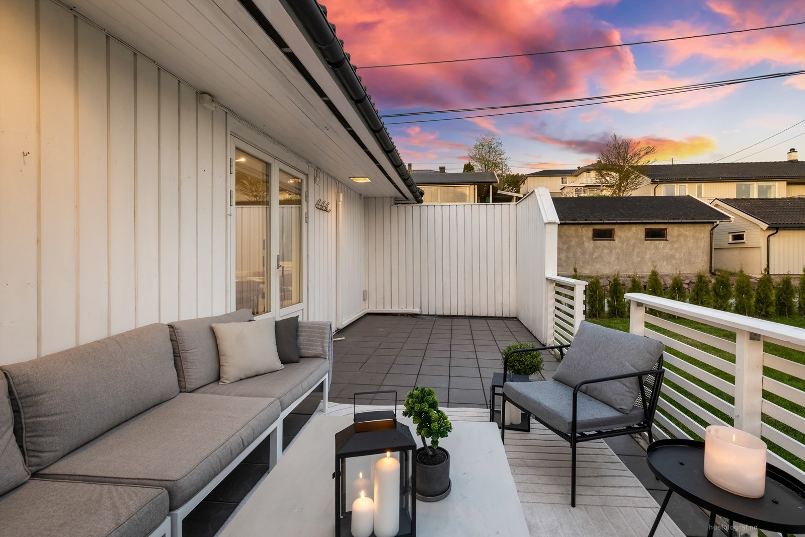 Hyggelig terrasse og tilgang videre til flott hage. Galleribilde