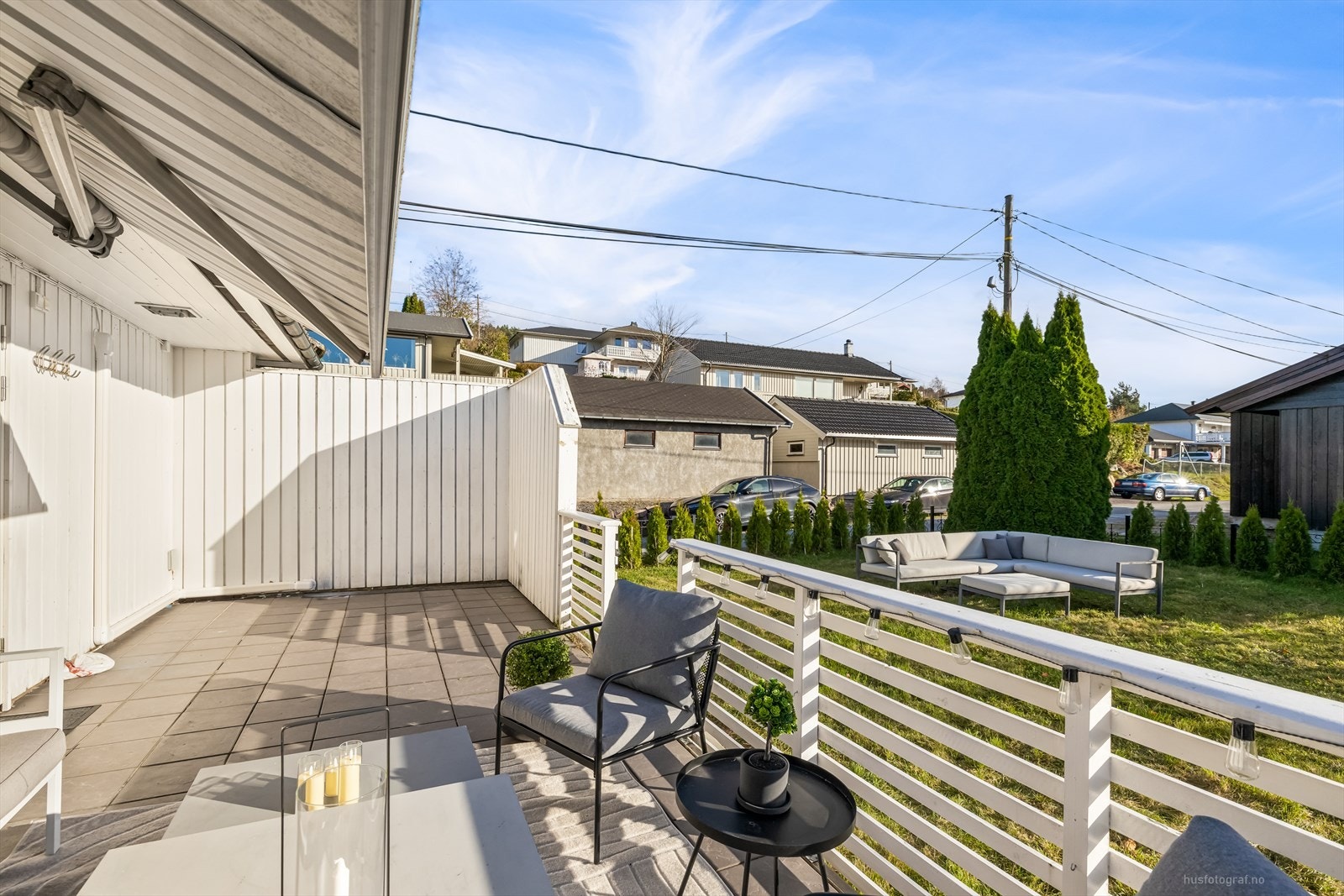 Stor og fin terrasse med god plass til sittegruppe og grill. Galleribilde
