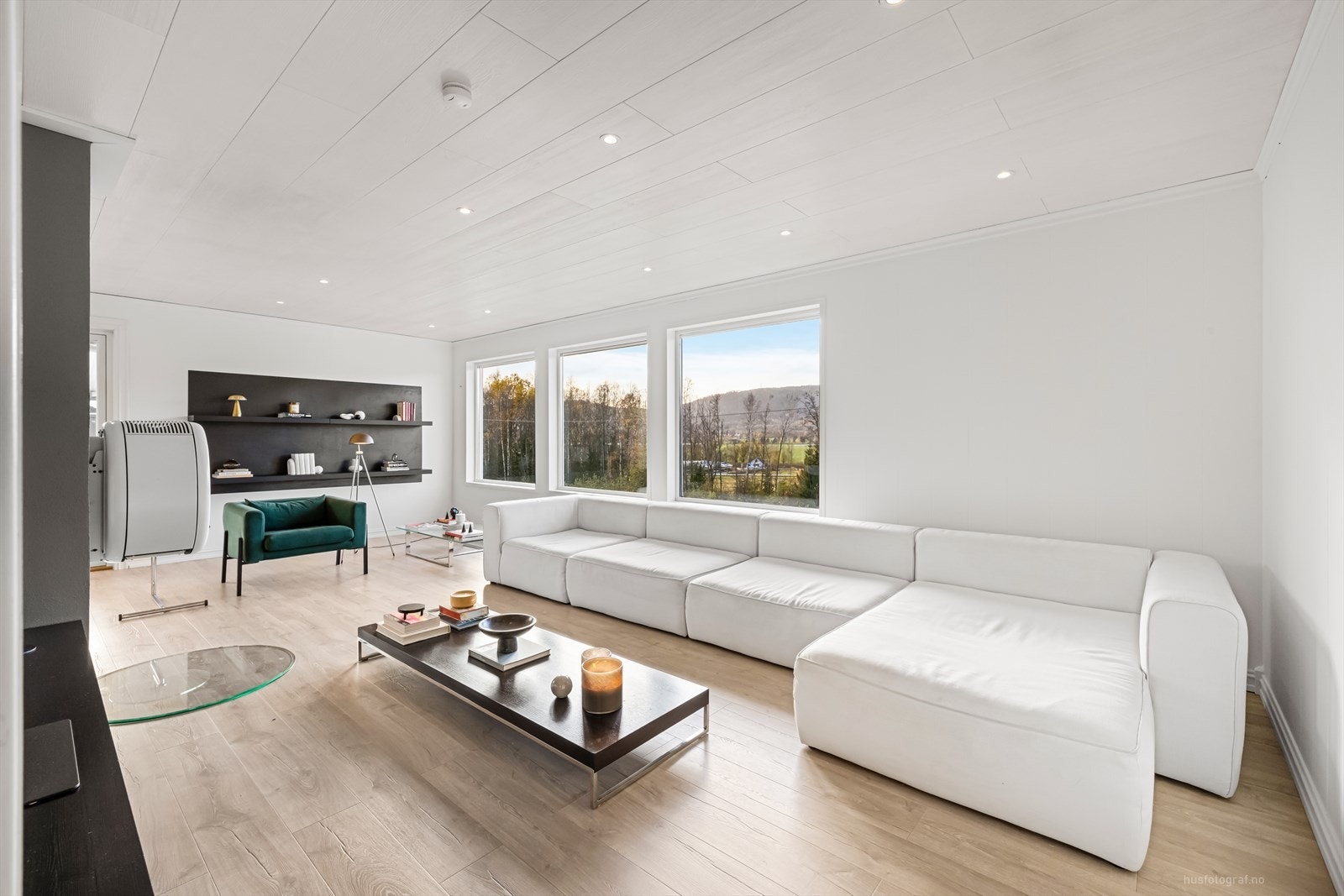 Her er det fin plass til både sofa og spisebord, med generelt gode møbleringsmuligheter. Galleribilde
