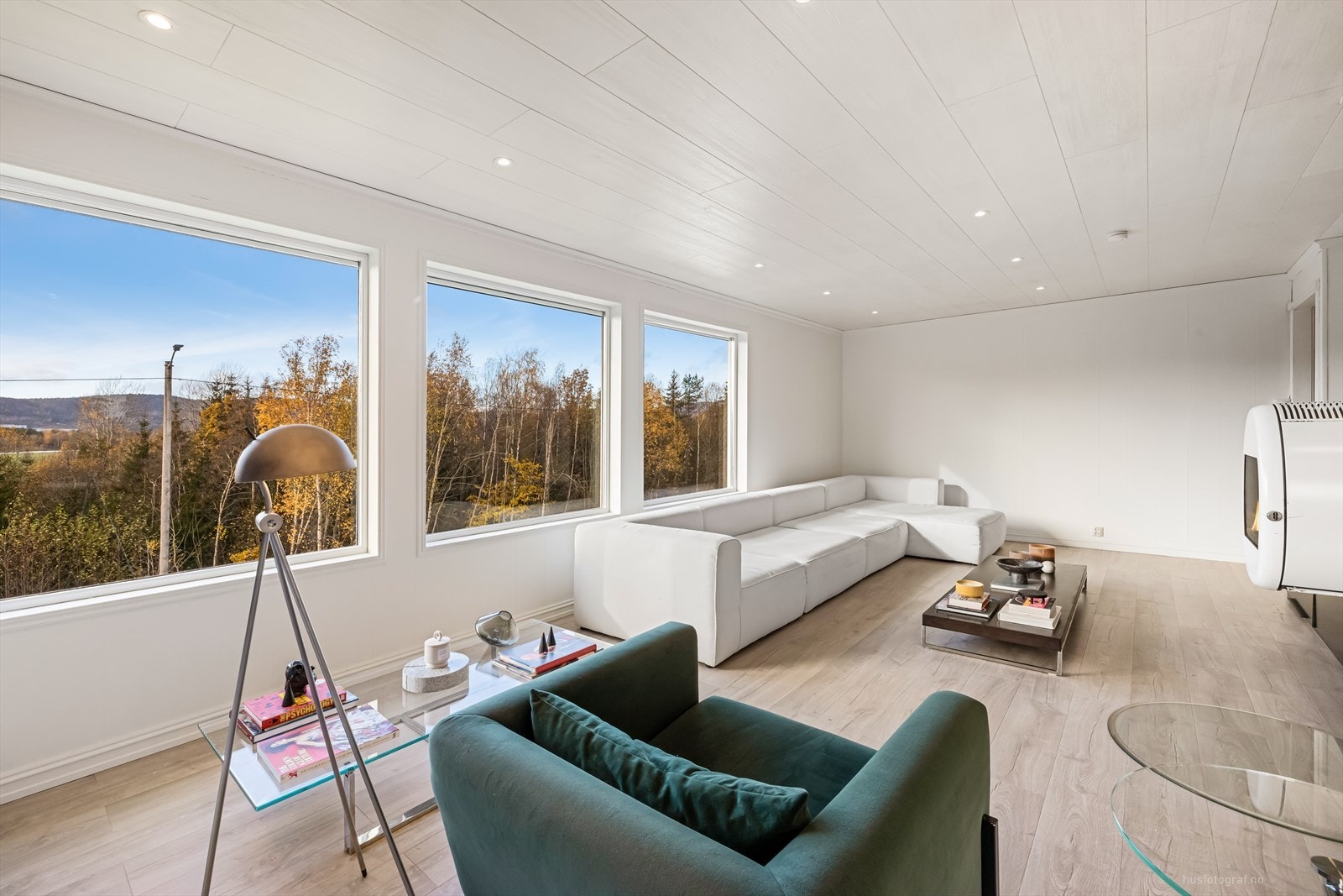 Stuen har store vindusflater, noe som gir godt med naturlig lys. Galleribilde