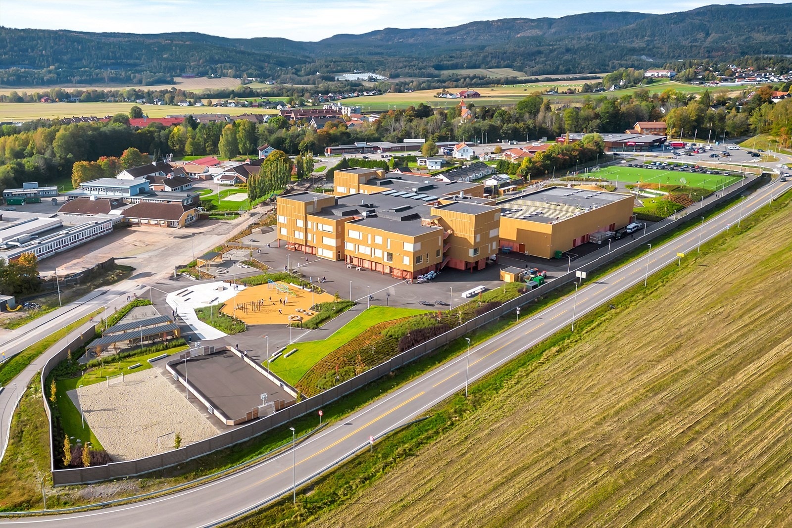 Den nye, flotte skolen i sentrum. Det er også gangavstand til VGS. Galleribilde